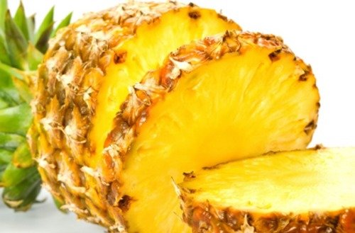 Ananas, nakrájený na plátky