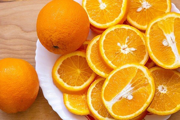 Orange: hel och skuren