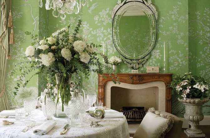 زهور بيضاء في غرفة معيشة خضراء