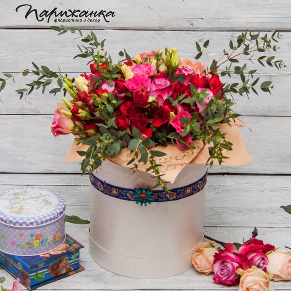 Buchet într-o cutie de pălării cu trandafiri roșii, eucalipt și eustomas