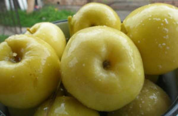 Защо киселите ябълки са полезни, как да ги приготвите за зимата