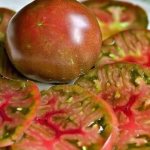 Нарязан черен домат