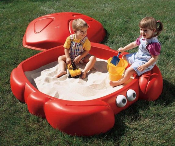 Children's sandbox with a lid for a summer residence: detailed photo instructions with drawings