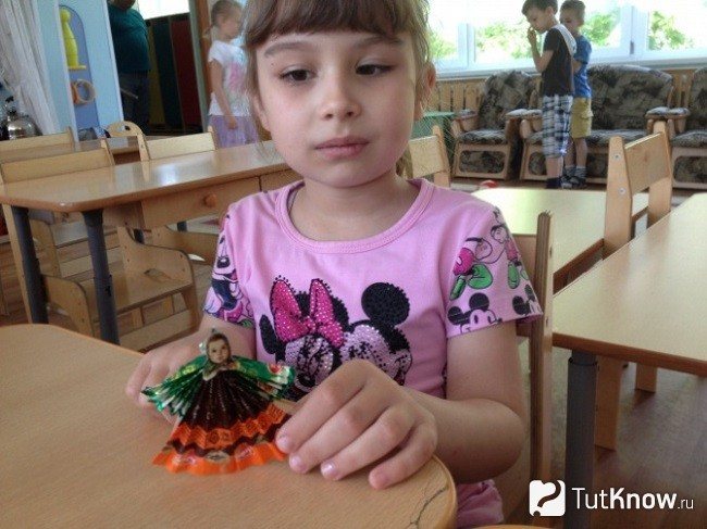 Fata Alyonka din ambalaje de bomboane