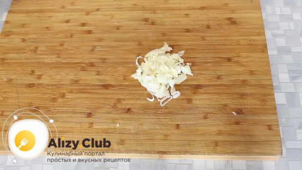 Pentru a pregăti ciuperci de stridii, tăiați usturoiul