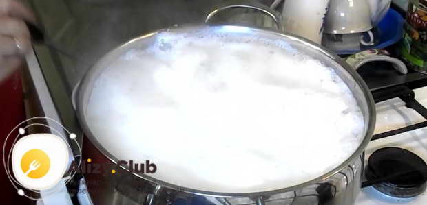 Pour préparer les pleurotes, retirez la mousse de bouillon