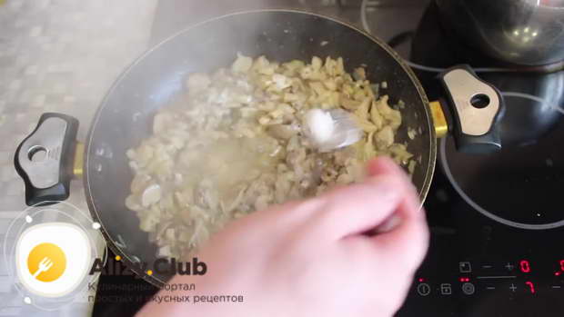 Um Austernpilze zuzubereiten, salzen Sie die Pilze