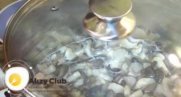 För att förbereda ostronsvamp, låt svampen simma i en halvtimme
