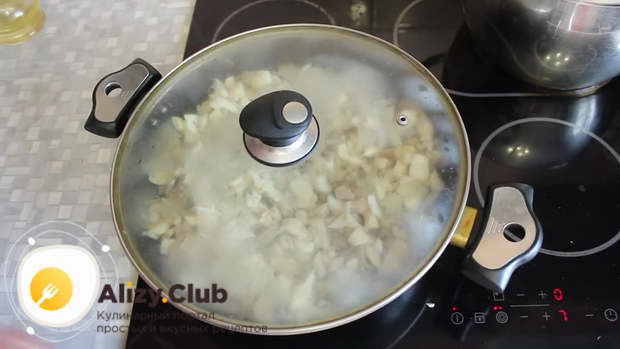 Pentru a prepara ciuperci de stridii, fierbeți ciupercile la foc mic timp de o jumătate de oră