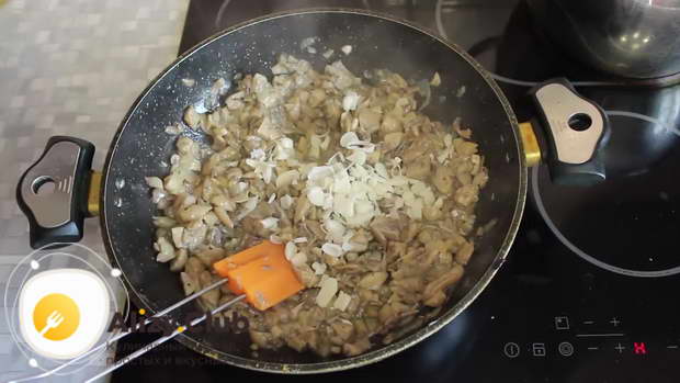 Pentru a pregăti ciuperci de stridii, se toarnă usturoiul în ciuperci