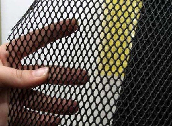 An additional fine-mesh metal mesh door is the easiest way to ventilate a room