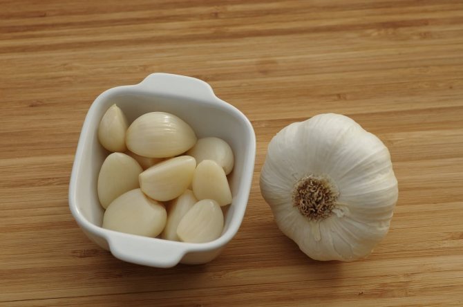 Photo of peeled garlic cloves