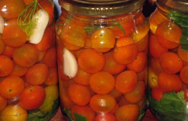Storing tomatoes in a jar