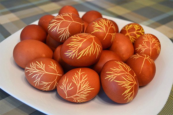 Wie man Eier in Zwiebelschalen malt