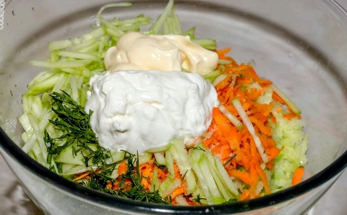 Jak udělat salát z bílé ředkvičky nechte připravenou zeleninu na chvíli