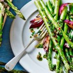 Bagaimana anda memasak asparagus hijau untuk menjadikannya lembut, berperisa dan enak?