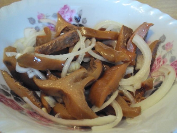 How to salt the waves and milk mushrooms together in a cold way: a delicious recipe