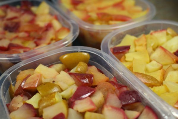 Wie man Äpfel und Zitrone im Gefrierschrank einfriert