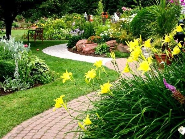 Sängar, blomsterbäddar, trottoarkanter, stenar, rutschkanor och trädgårdsstigar - det är det som kan användas för att dekorera platsen