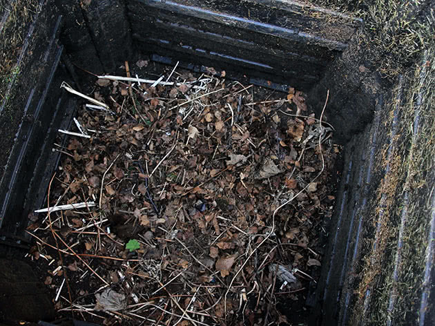 Kompost i en kompostgrop