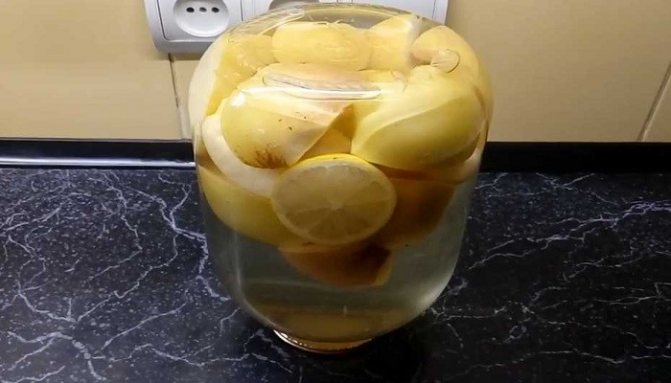 Apple compote with lemon wedges