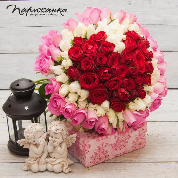 Aranjament de trandafiri roșii, albi și roz în formă de inimă