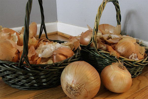 Onion hulls in cooking