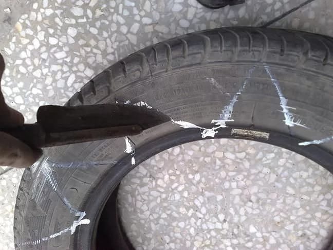 Всеки инструмент, използван за рязане на автомобилни гуми, трябва да бъде добре заточен