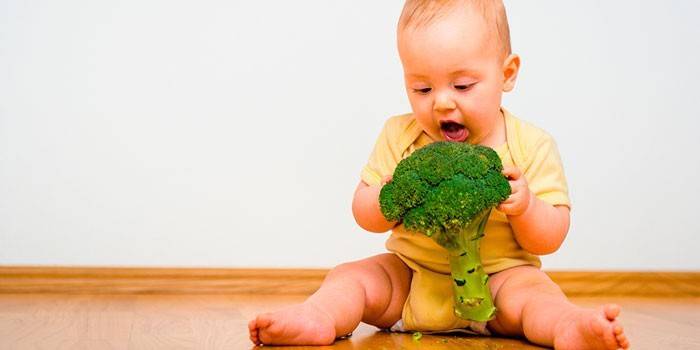 Copil și broccoli