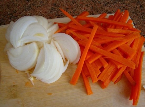 Нарежете морковите на тънки филийки