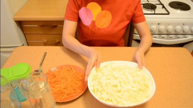 Настържете морковите