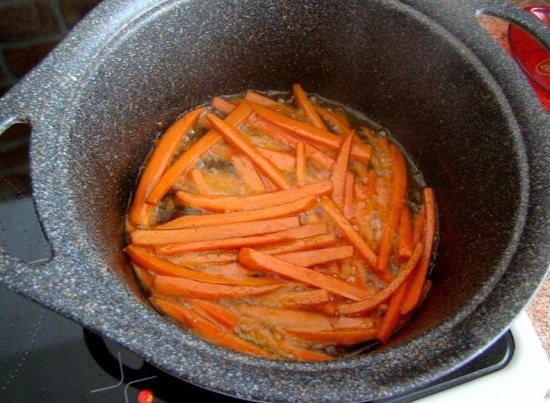 сложете морковите в котел и пасирайте
