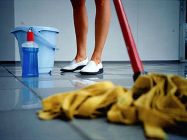 Mencuci lantai setelah menggunakan habuk