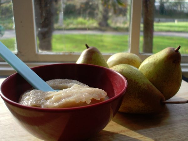 In the illustration - a photo of cooked pear puree