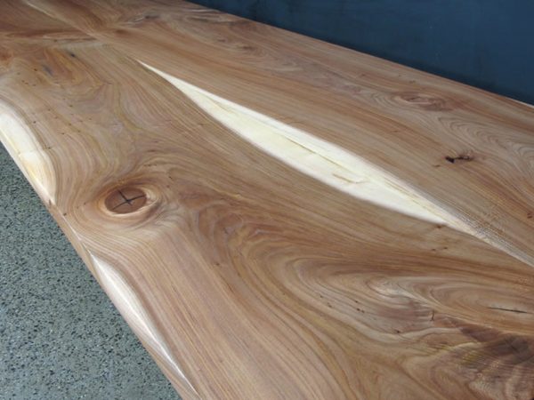 في الصورة - سطح عمل من خشب الدردار