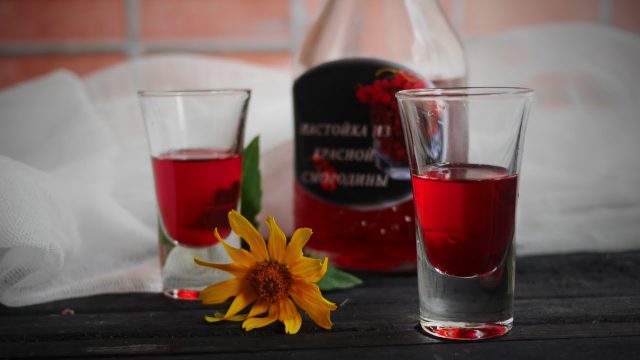 Verser le cassis et le rouge, y compris congelé: recettes rapides pour l'alcool