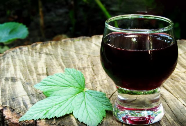 Hälla svart vinbär och rött, inklusive frysta: snabba recept på alkohol