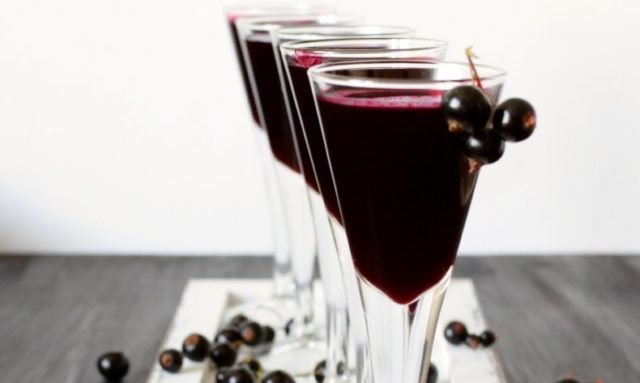 Turnarea coacăzului negru și roșu, inclusiv congelate: rețete rapide pentru alcool