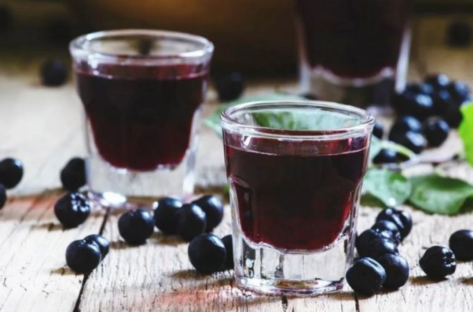 Изсипване на касис и червено, включително замразено: бързи рецепти за алкохол