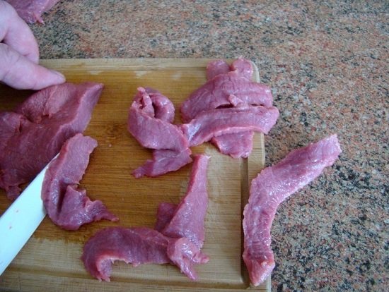 Skär kalvköttet i små remsor