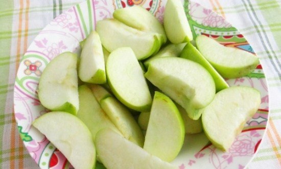 нарежете чисти ябълки