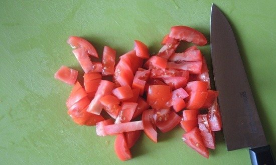 накълцайте доматите
