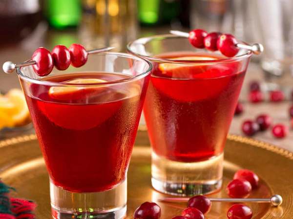 Makulayan ng cranberry na may vodka at alkohol sa bahay: sunud-sunod na mga recipe