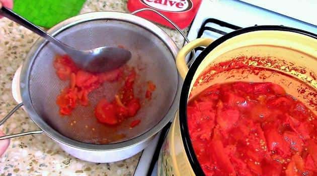 Köstlicher Tomatensaft durch ein Sieb, ohne Zucker und Salz