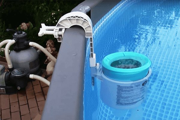 Čištění bazénu síranem měďnatým