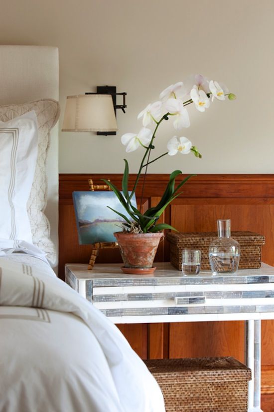 orkid di meja sisi katil di bilik tidur