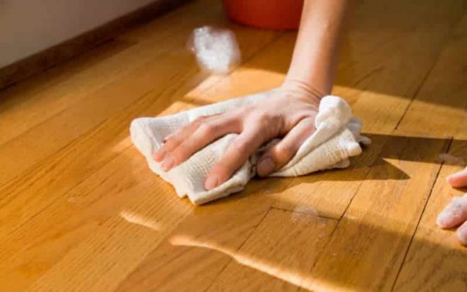 Spălați lipiciul de pe podea