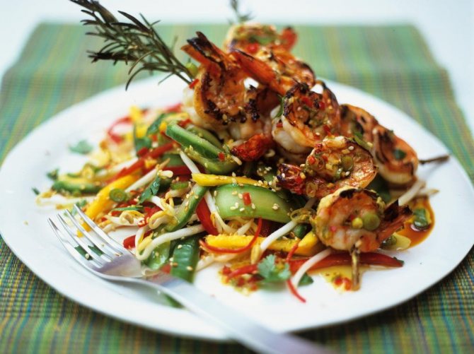 Vegetable salad with prawns and mung bean sprouts