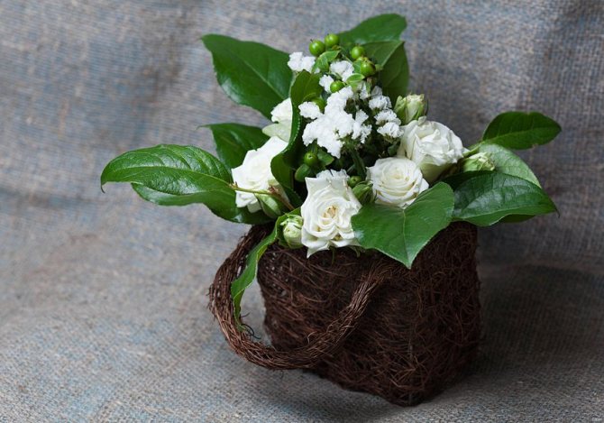 Wicker baskets are a classic of spring decor.