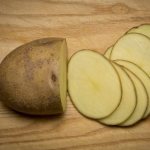 Kapaki-pakinabang at nakakapinsalang katangian ng mga hilaw na patatas